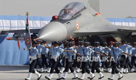 Personel Angkatan Udara India berbaris melewati pesawat tempur Sukhoi-30 di Stasiun Angkatan Udara di Hindon, dekat New Delhi.