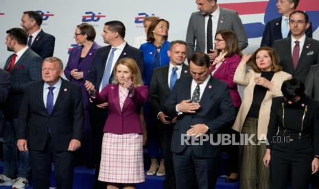 Perwakilan Tinggi UE Kaja Kallas berfoto bersama para Menteri Luar Negeri UE dalam pertemuan informal mereka dalam format Gymnich, di Warsawa, Polandia, Kamis, 8 Mei 2025.