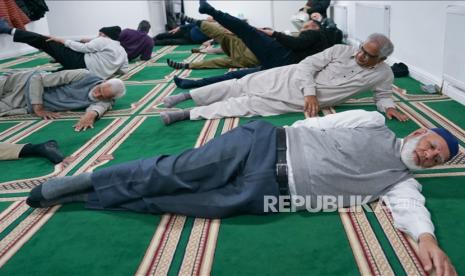 Pilates Lansia Setelah Sholat, Masjid di Inggris Jadi Pusat Aktivitas Jamaah