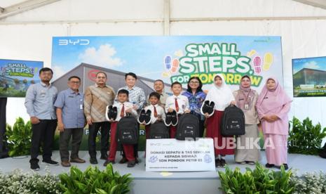BYD Salurkan Sepatu dan Tas untuk Dukung Pendidikan Anak Indonesia