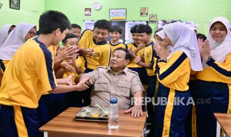 Prabowo dan Anthony Robbins Hadir di SMPN 111 Jakarta untuk Program MBG