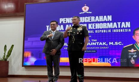 Gubernur Lemhannas Anugerahkan Alumni Kehormatan kepada KSAD Maruli
