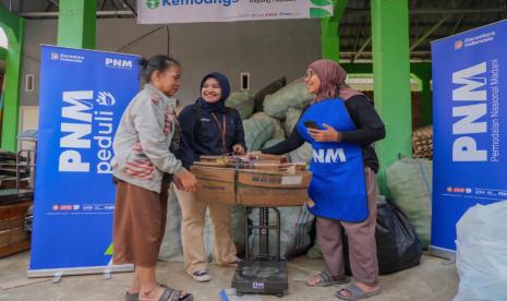 Mendayung Harapan di Tepi Danau Sipin: Kisah Leni Menata Ekonomi Lewat Bank Sampah
