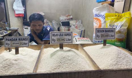dilema-pedagang-di-tengah-fluktuasi-harga-beras