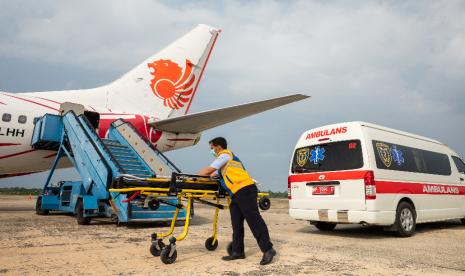 terbang-saat-kondisi-darurat-medis-bookcabin-sediakan-flight-booking-with-stretcher