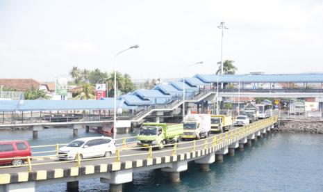 arus-truk-logistik-meningkat-di-ketapang-gilimanuk-asdp-percepat-penguraian-antrean