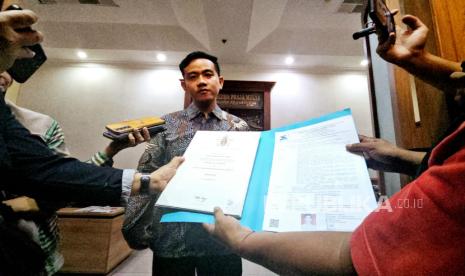 pdip-nilai-gibran-lebih-baik-mengundurkan-diri-karena-selalu-bicara-taat-hukum