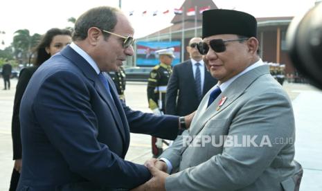 Momen Keakraban Prabowo Lepas Kepulangan Presiden Mesir di Jakarta