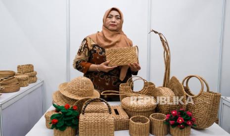 Dari Sungai ke Pasar, PNM Dampingi Maryati Ubah Eceng Gondok Jadi Kerajinan Bernilai