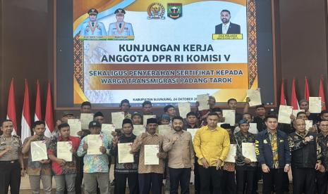 kementrans-tuntaskan-sertifikat-194-bidang-tanah-di-sijunjung