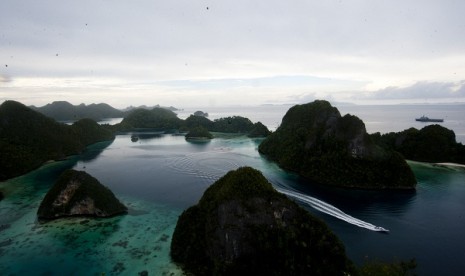 A boat passes through between limestones in Raja Ampat, West Papua. (file photo)