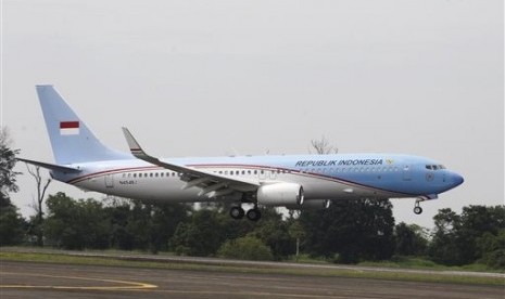 A Boeing 737-800 BBJ2 plane, the Indoneia's new presidential plane, lands at the Air Force's base of Halim Perdanakusuma in Jakarta, Indonesia, Thursday, April 10, 2014.