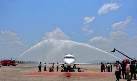 A Bombardier CRJ 1000NextGen lands for the first time in Sultan Hasanuddin Airport in Makassar. (file photo)