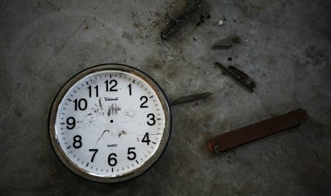 A broken clock is left on the floor of the destroyed Old Village Jamae Mosque, one of East Pikesake's two mosques in the area, that became the frontline in recent battles in Kyaukphyu November 3, 2012. Picture taken November 3. 