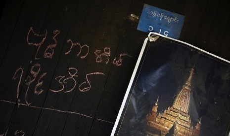 A Buddhist home is marked by its owners with a 'Rakhine Buddhist Home' sign and a poster of a pagoda at Anautpine ward in Kyaukphyu November 4, 2012. Picture taken November 4, 2012.   