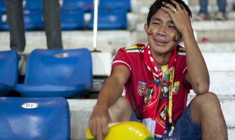 A Burmese football fan is in tears after the match in which Burma’s men were defeated by Indonesia and knocked out of the SEA Games football competition. (Photo: Sai Zaw/The Irrawaddy)