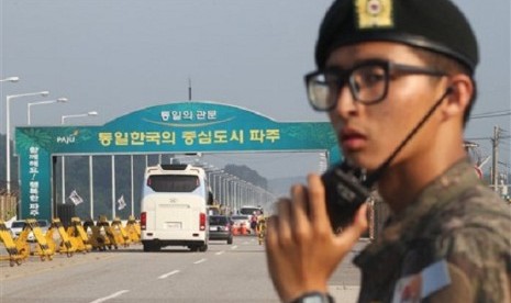 A bus carrying South Korean delegation leaves for North Korea's Kaesong city for a meeting, at the Unification bridge in Paju near the border village of Panmunjom, South Korea, Wednesday, Aug. 14, 2013. North and South Korea will meet Wednesday to hold tal