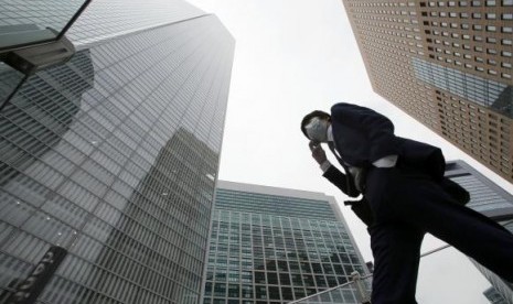 A businessman walks in Tokyo's business district April 18, 2014. (Illustration)