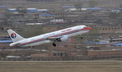 A China Eastern Airlines plane takes off at an airport in Taiyuan, Shanxi province, April 5, 2013.