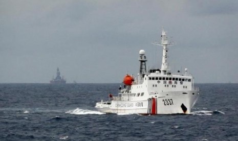 A Chinese Coast Guard vessel (R) passes near the Chinese oil rig, Haiyang Shi You 981 (L) in the South China Sea, about 210 km (130 miles) from the coast of Vietnam June 13, 2014. 