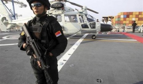 A Chinese commando guards the helipad of the Chinese frigate Yancheng docked at the port of Limassol January 4, 2014.