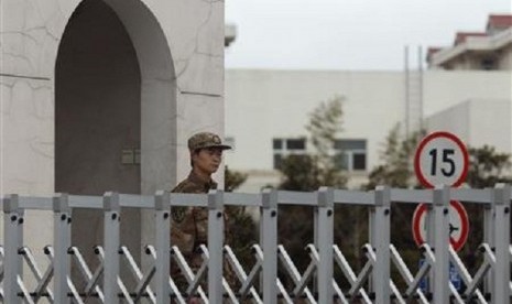 A Chinese People's Liberation Army soldier stands guard in front of 'Unit 61398', a secretive Chinese military unit, in the outskirts of Shanghai, February 19, 2013. The unit is believed to be behind a series of hacking attacks, a US computer security comp