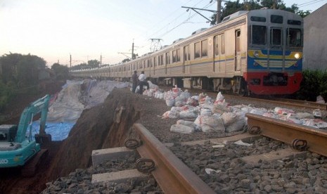 A commuter passes a landslide area in Cilebut, Bogor (file photo)    