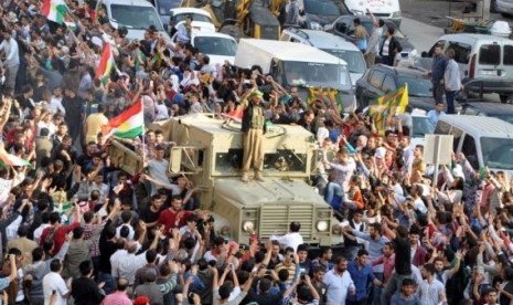 A convoy of peshmerga vehicles is escorted by Turkish Kurds on their way to the Turkish-Syrian border, in Kiziltepe near the southeastern city of Mardin October 29, 2014.