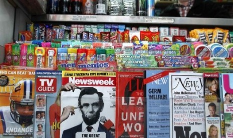  A copy of Newsweek magazine sits on a newsstand in New York October 18, 2012. Newsweek, the venerable U.S. weekly magazine covering current events, will publish its final print edition on Dec. 31 and move to an all-digital format early next year, two top executives said on Thursday. 