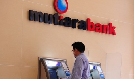 A customer uses ATM of Mutiara Bank in Jakarta. (file photo)