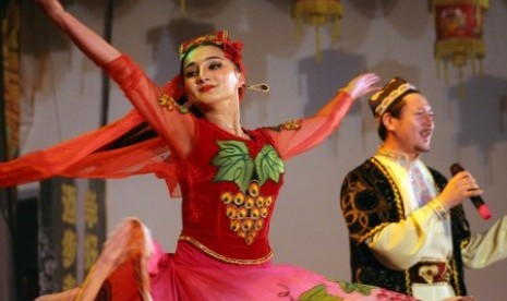 A dancer (left) from Xinjiang,China, performs a traditional Uyghur dance in Medan, North Sumatra on Friday night. 