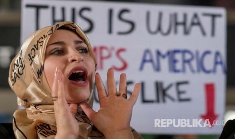 A demonstrator against the immigration rules implemented by U.S. President Donald Trump's administration, protests at Los Angeles international airport in Los Angeles, California, U.S., February 4, 2017. 