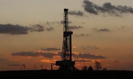 A drilling rig is seen at sunset at Grabowiec 6 near the village of Lesniowice, southeast Poland, home to US giant Chevron's. (illustration)  