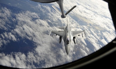 A F-16 fighter jet (Handout photo courtesy of US Air Force taken February 7, 2013)