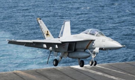 A F/A-18F Super Hornet attached to the Fighting Black Lions of Strike Fighter Squadron (VFA) 213 lands aboard the aircraft carrier USS George HW Bush after conducting strike missions against the Islamic State in Gulf, on Tuesday.