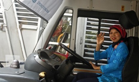 A female driver of Trans Jakarta bus wears kebaya, an indonesian traditional blouse, to commemorate Kartini Day in Jakarta on Sunday.