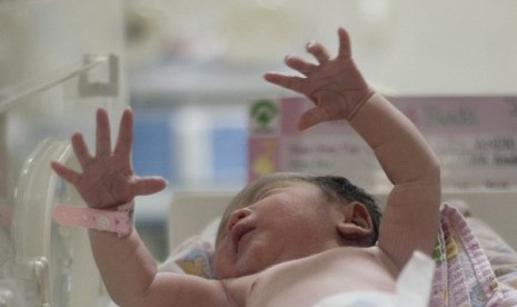 A female passenger of Gradua delivers her baby in a plane, just before the plane takes off. (illustration) 