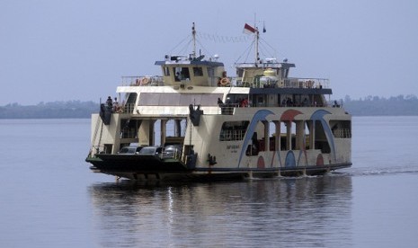 A ferry boat crosses Bengkalis Strait in Riau. A high ranking official says that Indonesia as an archipelago country needs to develop its maritime transportation. Hence, Indonesia expects support from foreign investors. (illustration)  