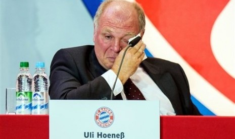 A file photo dated Nov. 13, 2013 shows Uli Hoeness, the president of German soccer club FC Bayern Munich, crying at the annual general meeting of Bayern Munich in Munich, Germany.