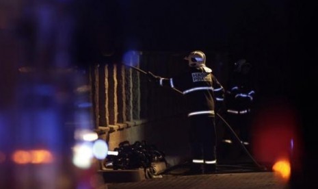 A firefighter works at the site of an explosion in Prague January 1, 2014.