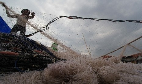 A fisherman arranges his fishnet in Indramayu, West Java. (illustration) 