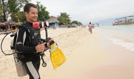 A foreign tourist is preparing for diving in Donggala, Central Sulawesi. (file photo) 