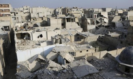 A general view of damage after what activists said was an air strike by forces loyal to Syria's President Bashar al-Assad in the Al-Maysar neighbourhood of Aleppo February 23, 2014.