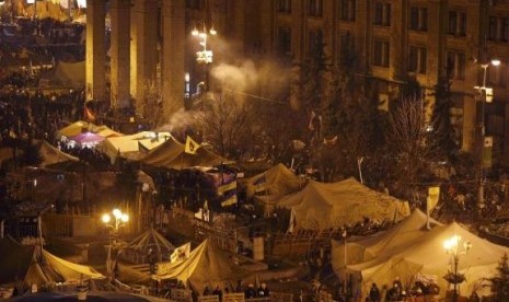 A general view shows anti-government protesters gathering around tents and barricades near Independence Square in central Kiev February 20, 2014.