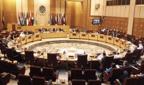 A general view shows Palestinian chief negotiator Saeb Erekat and Arab League Chief Nabil el-Araby during the meeting at the Arab League in Cairo August 11, 2014.