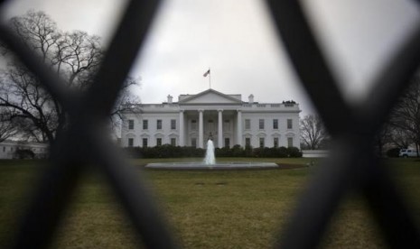 A general view through the iron fence outside of the North Lawn of the White House in Washington, January 24, 2012.