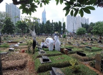 A grave complex in jakarta (illustration). 