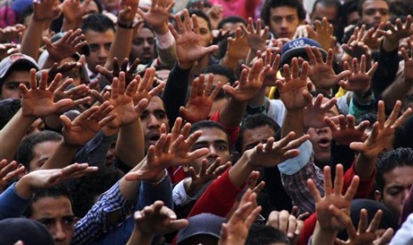 A group of students protest against the dismissal of the murder case against toppled President Hosni Mubarak over the killing of protesters during Egypt’s 2011 uprising, at Cairo University, Cairo, Egypt, Sunday, Nov. 30, 2014.