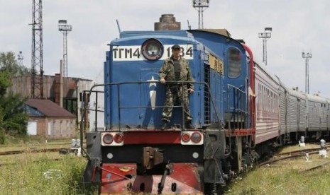 A guard stands on a train carrying the remains of victims of Malaysia Airlines MH17 downed over rebel-held territory in eastern Ukraine after it arrived in the city of Kharkiv, eastern Ukraine July 22, 2014.