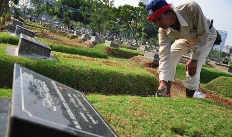 A guard works in a cemetary in Jakarta. (illustration)  